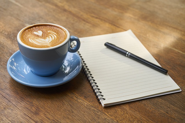 kawa i długopis jako niezbędnik pracy